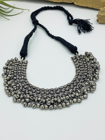 Einzigartige Boho-Halskette "Zoe" mit silbernen Perlanhängern und Kordel
